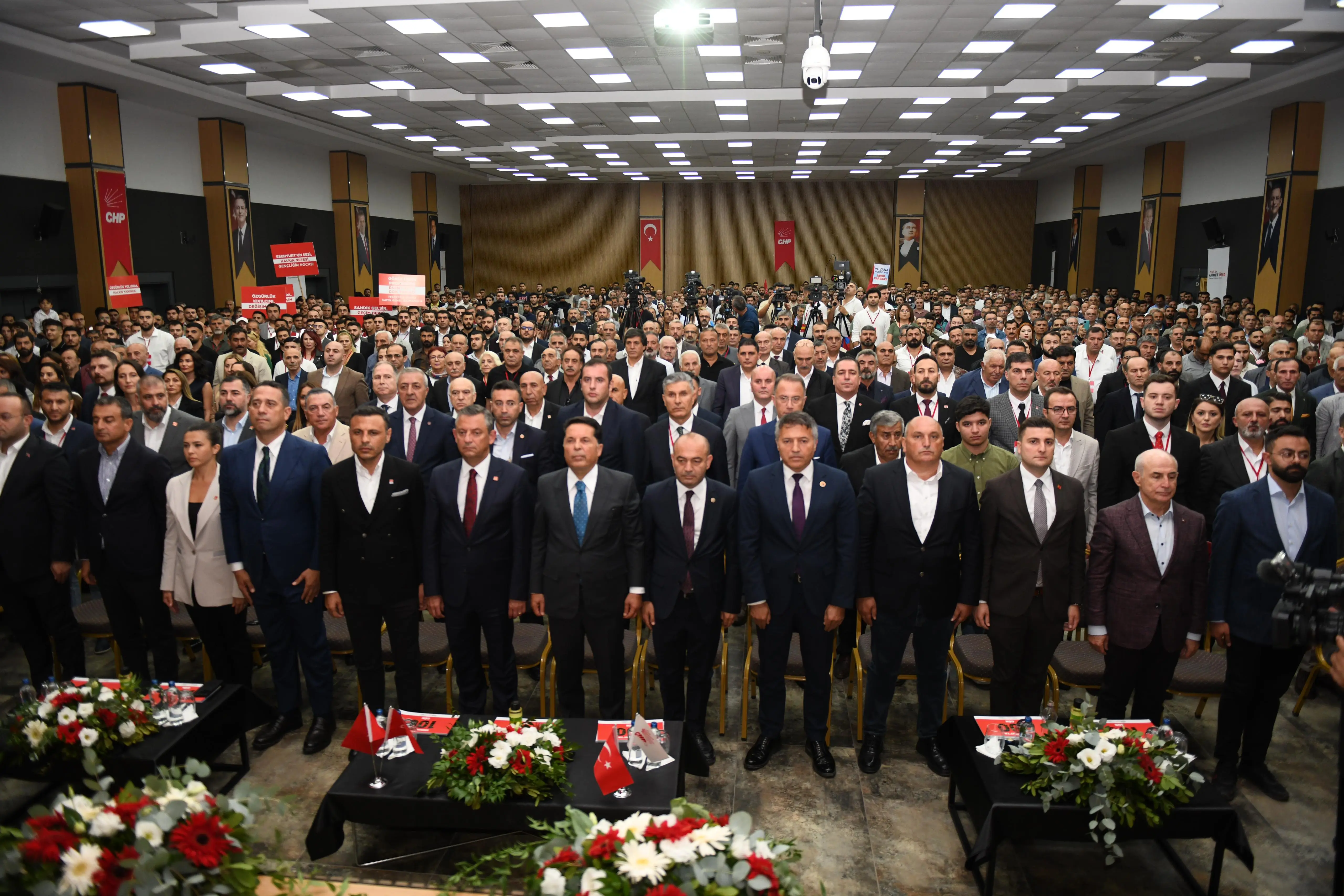 Esenyurt tarihinde bir ilk: CHP'ye 5 farklı partiden 10 bin kişilik rekor katılım...