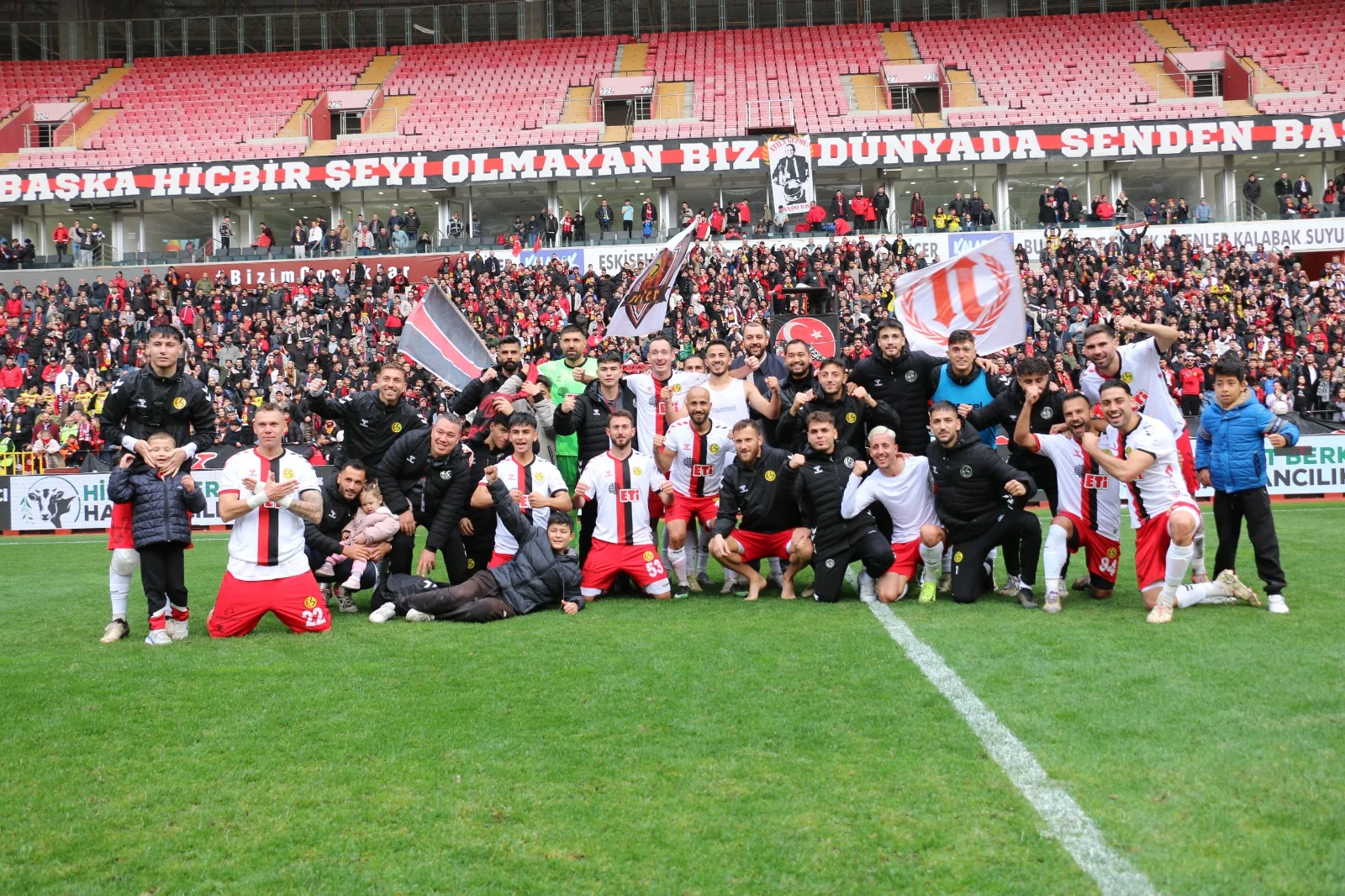 Eskişehirspor’dan farklı galibiyet: Taraftarlar üzerine düşeni yaptı!