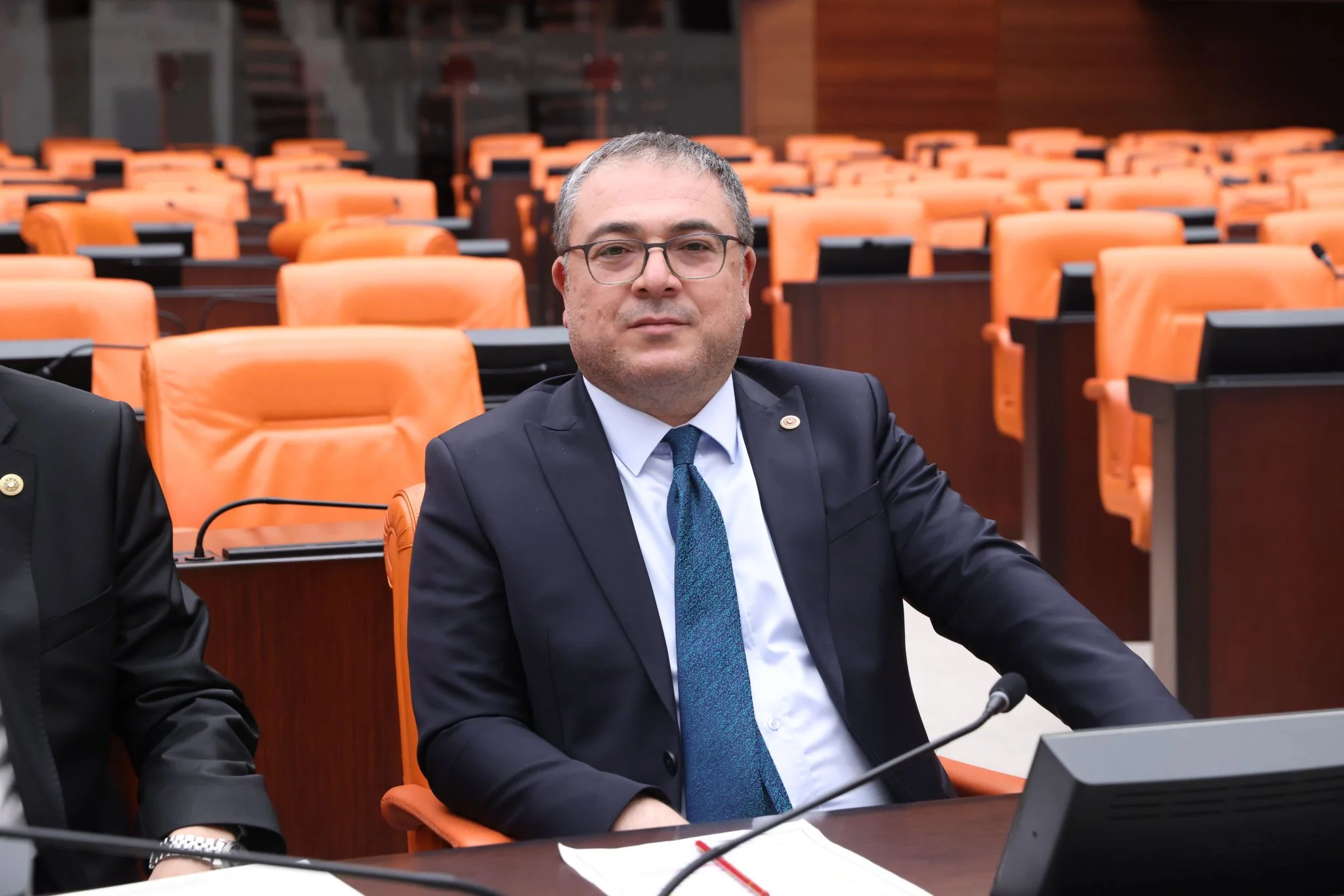 CHP'Lİ EVRİM KARAKOZ: "ÇARE CUMHURİYET'E SIMSIKI SARILMAKTIR"