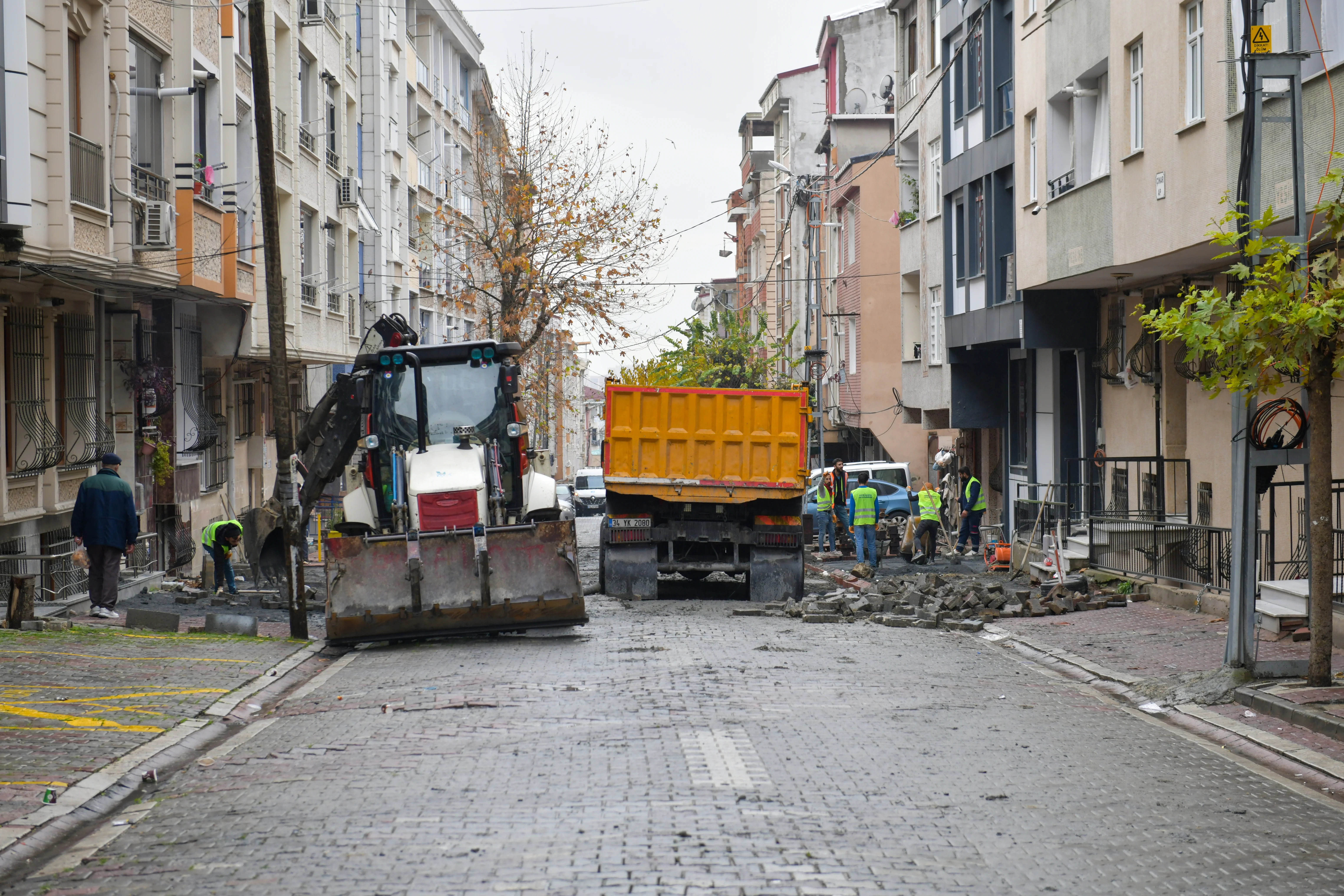 Esenyurt Belediyesi, Tahrip Olan Yolları Parke Taşı Çalışmalarıyla Yeniliyor