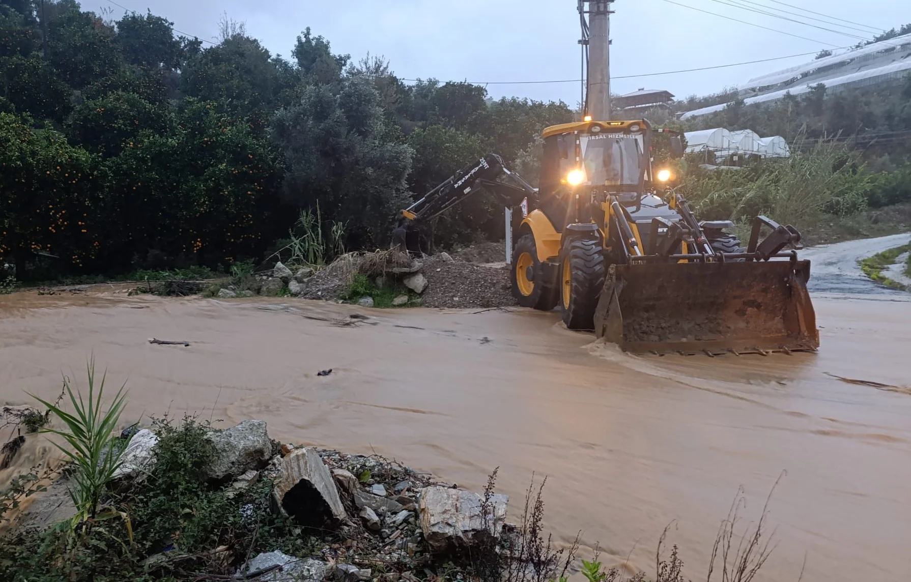 Elmalı ve Alanya’da yollar açılıyor