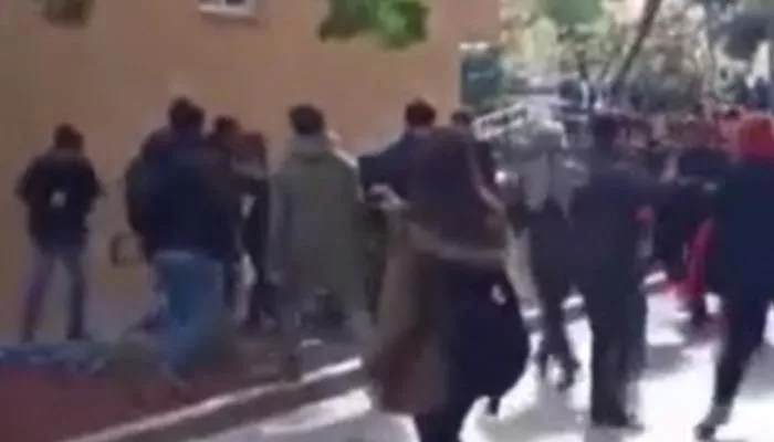 Ankara Üniversitesi&#039;nde öğrenciler birbirine girdi! Yaralılar var