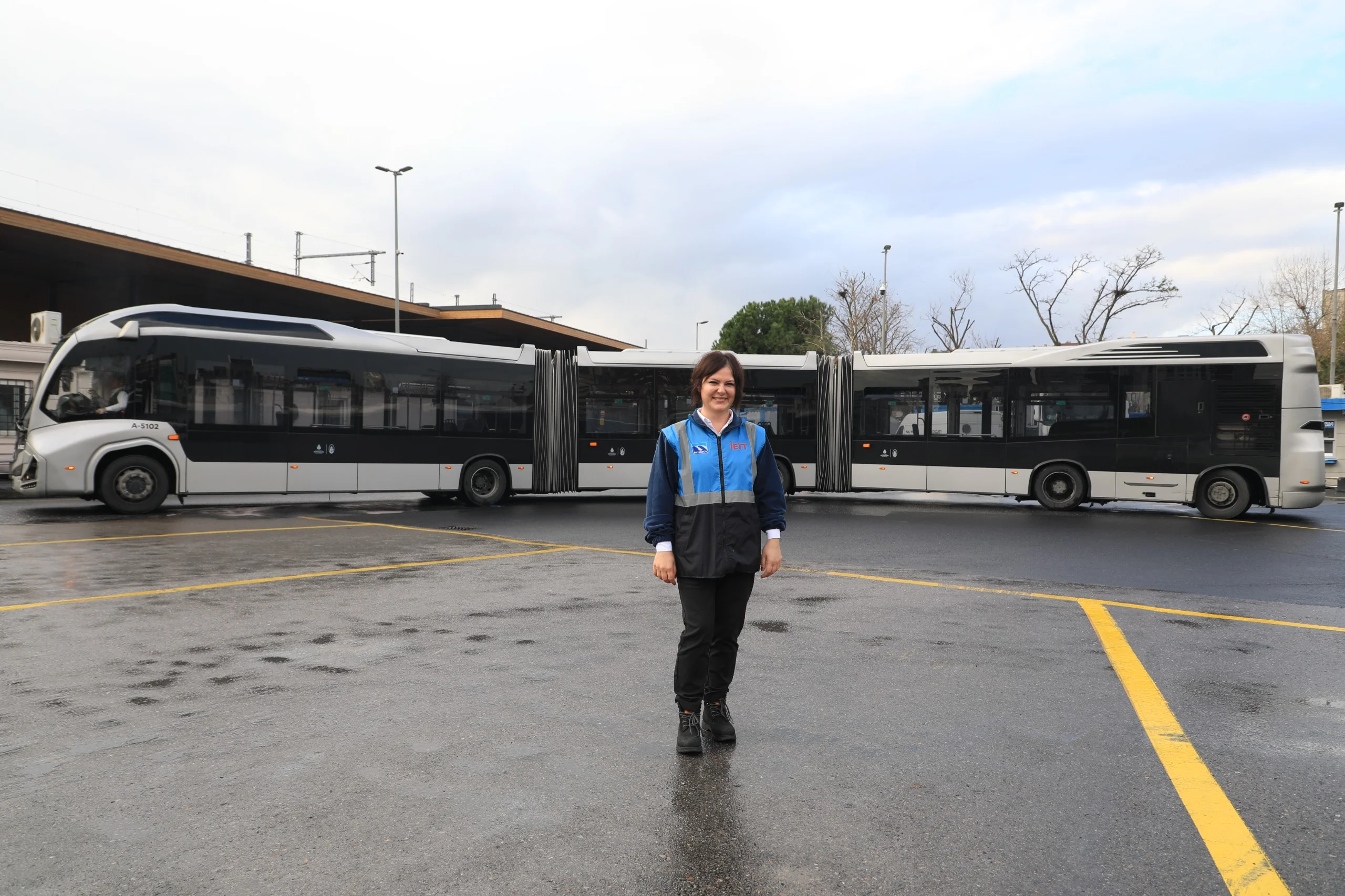 İETT’DE İLK KADIN METROBÜS DENETİM AMİRİ GÖREVE BAŞLADI