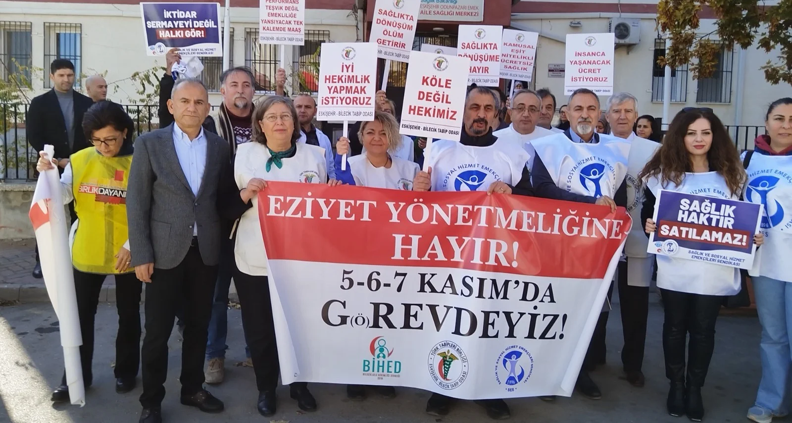 Sağlık çalışanları Eskişehir'de eylem yaptı; "Güvencesiz çalışan emekçiler kadroya geçirilmeli"