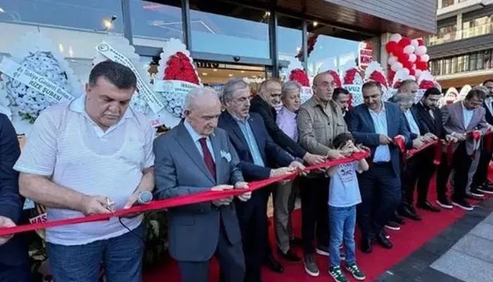 Rize&#039;deki Burger King açılışı gündem olmuştu! Ömer Çelik duyurdu, disipline sevk edildiler