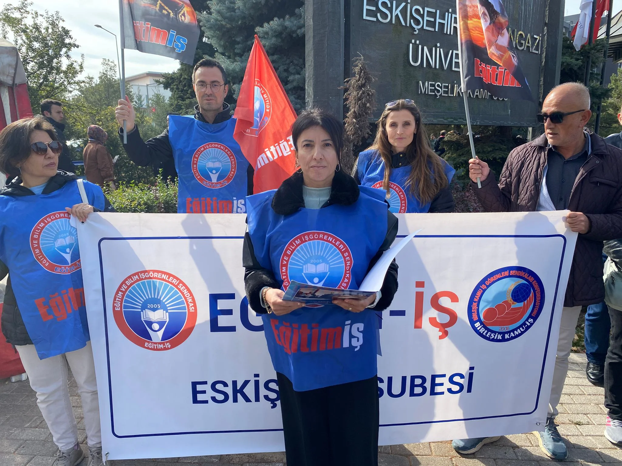 Eğitim-İş’ten Osmangazi Üniversitesi önünde açıklama; Gençler zehirleniyor!