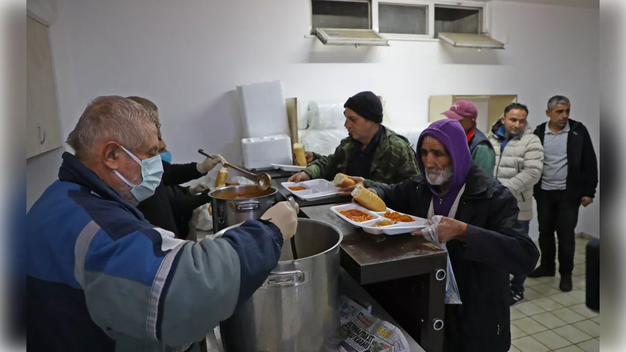 Sokakta kalan evsizleri Büyükşehir kucakladı  BİMEKAN’da, evsizlere sıcak yuva ve aş 