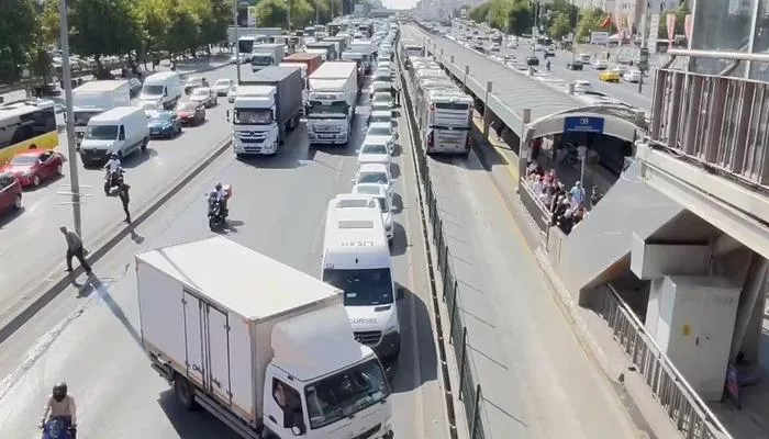 Son dakika | D100&#039;de TIR kazası! Peş peşe çarptı, yan yol trafiğe kapandı