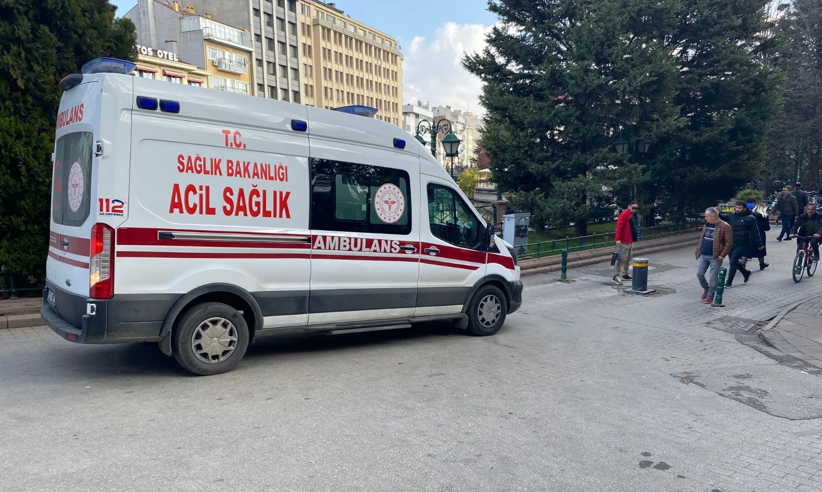 Eskişehir'de açılmayan duba ambulansa sorun çıkardı