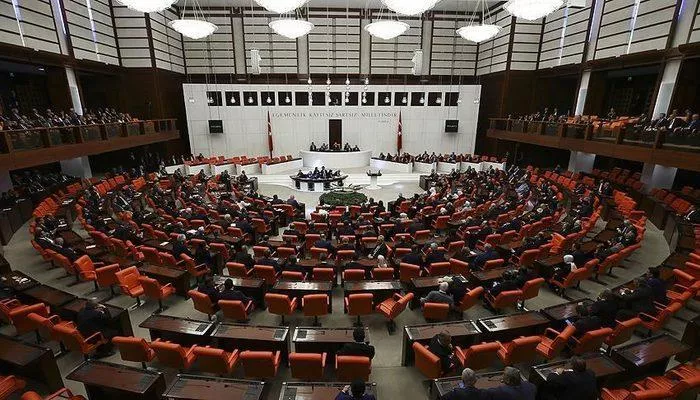 Hem AK Parti&#039;de hem CHP&#039;de arttı! TBMM&#039;de milletvekili transferleri: Sandalye dağılımı değişti