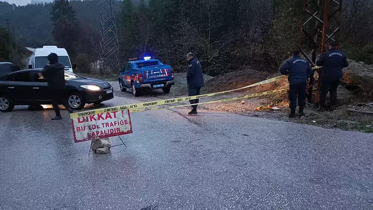 Heyelan riski nedeniyle yol kapandı