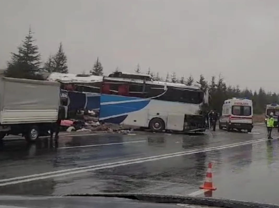 Eskişehir’de yolcu otobüsü kaza yaptı; Ölü ve yaralılar var