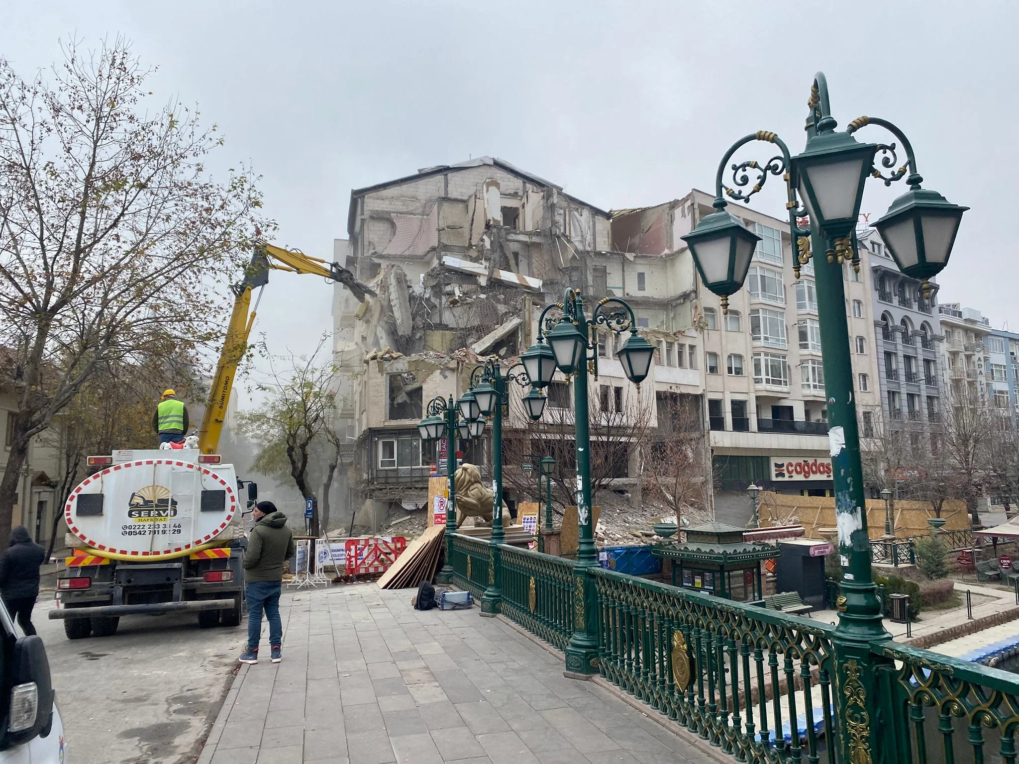 Eskişehirli vatandaşlar meraklı gözlerle yıkımı takip etti