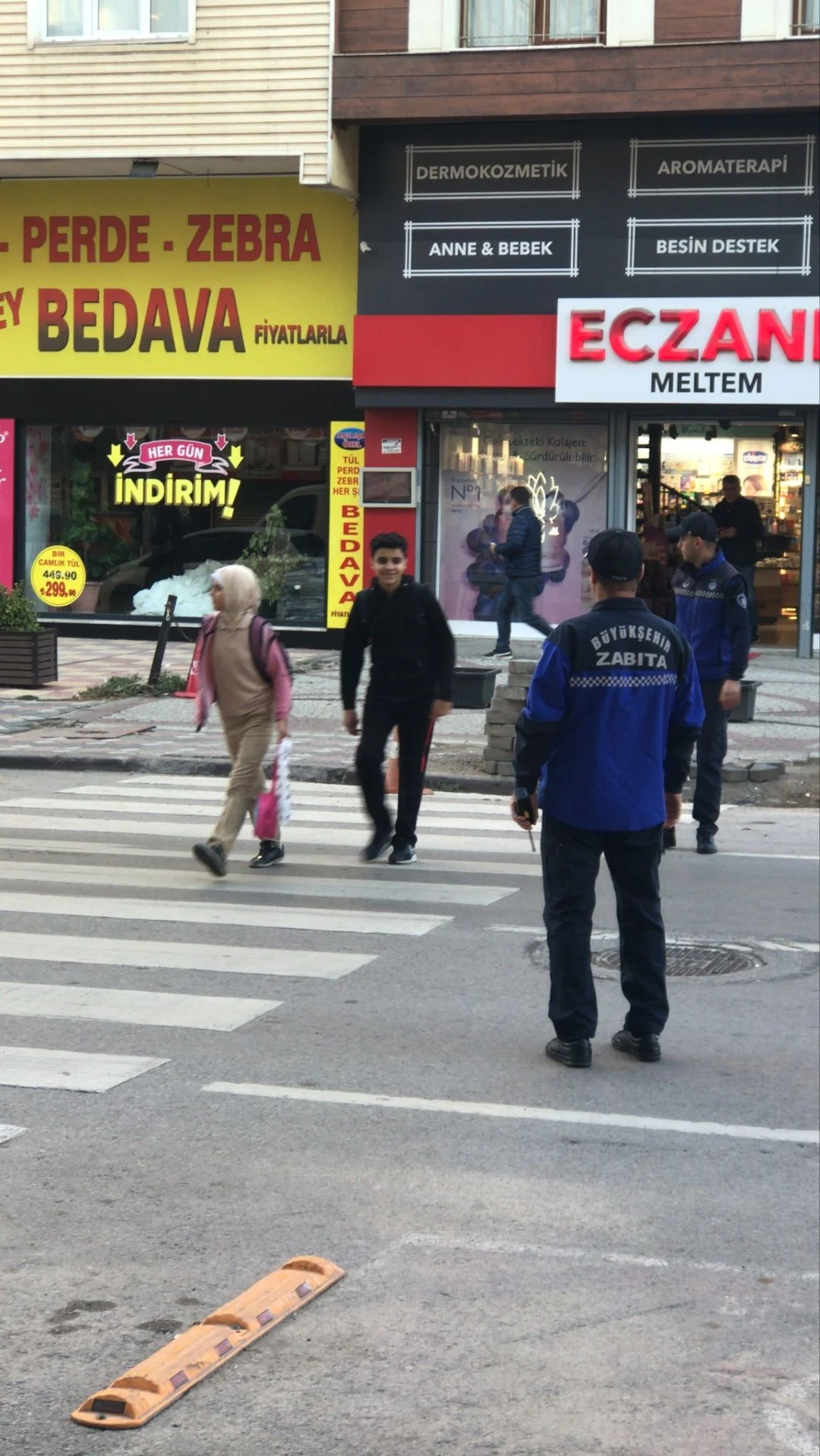 Büyükşehir Zabıtası, her yıl olduğu gibi bu yıl da öğrencilerin okullarına güvenle ulaşabilmeleri için gerekli önlemleri alıyor