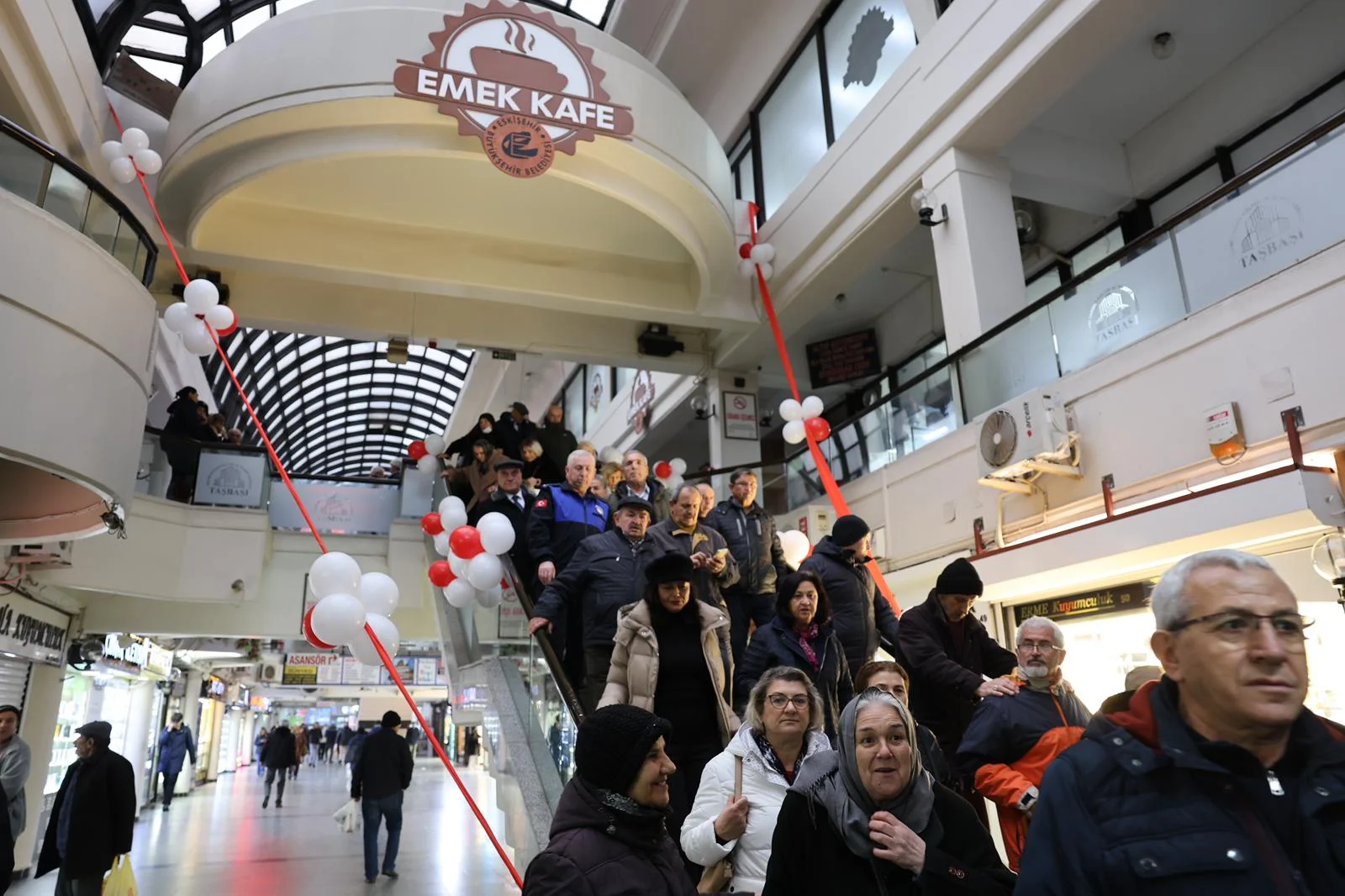 BAŞKAN ÜNLÜCE’DEN KIDEMLİ VATANDAŞLARA “EMEK KAFE” ARMAĞANI