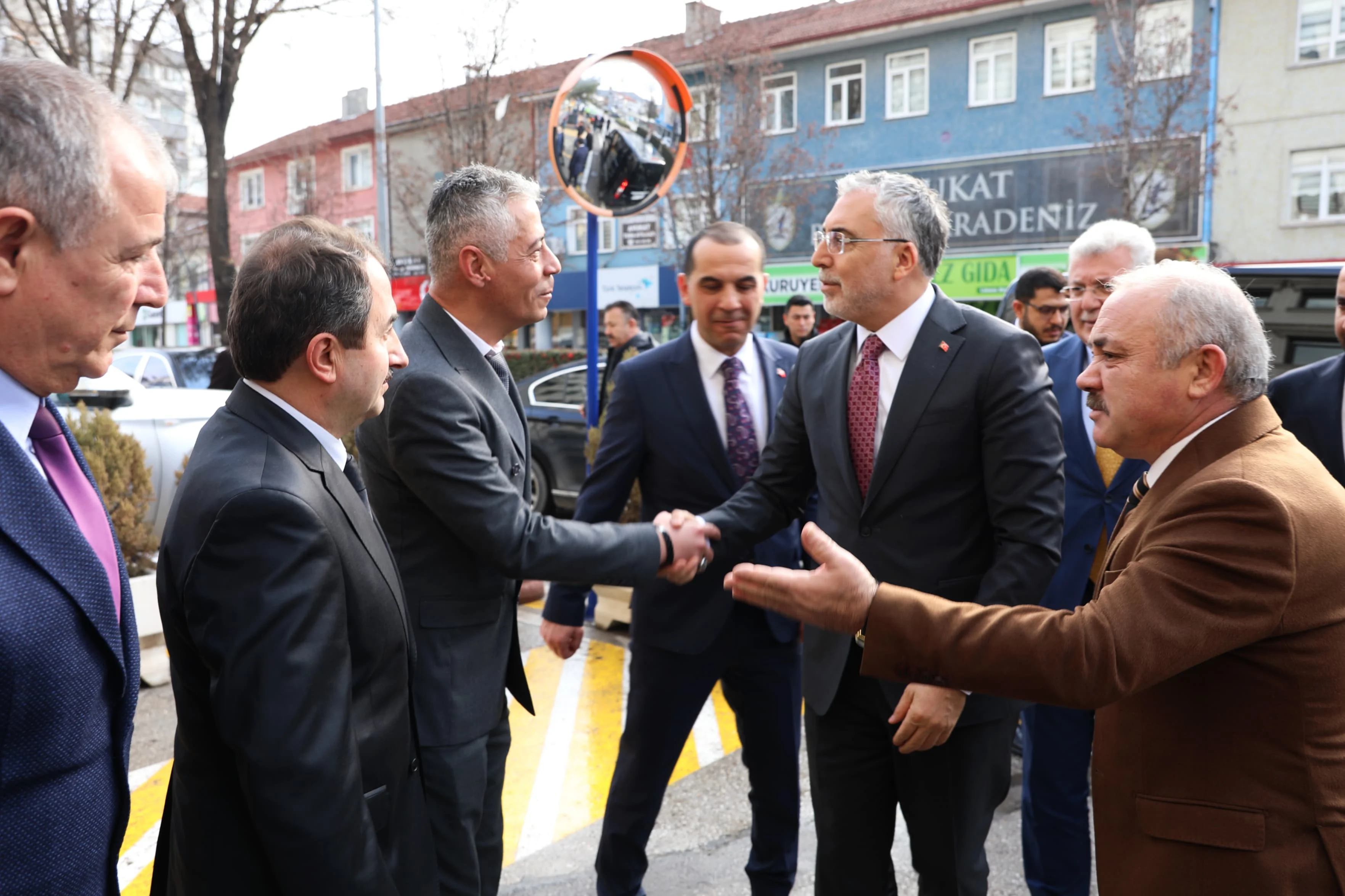 Çalışma Bakanı Işıkhan’dan Başkan Esen’in Çalışmalarına Övgü