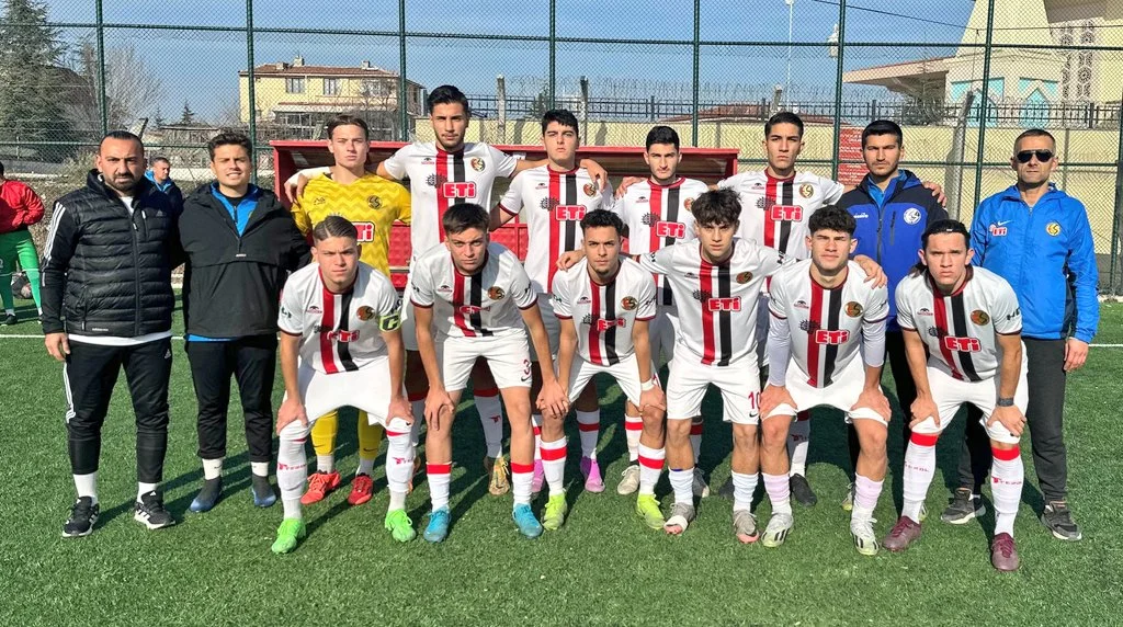 Eskişehirspor U19 sahasında Sakaryaspor U19’u devirmeyi başardı