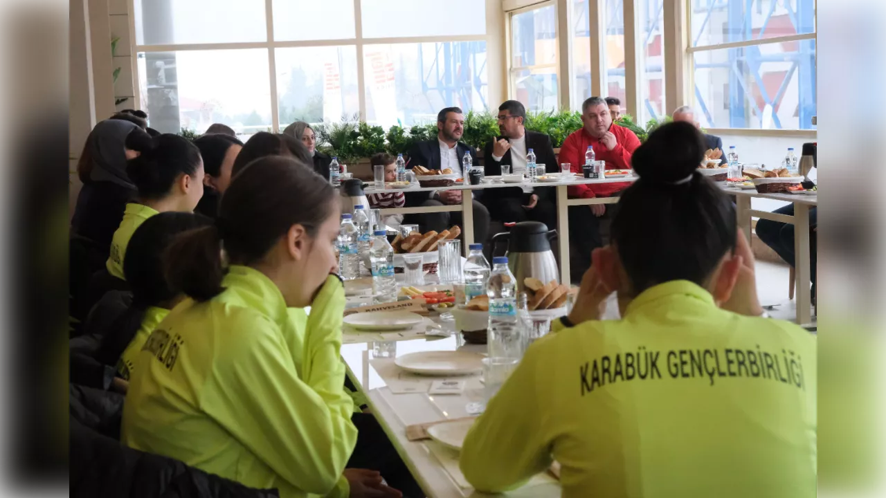 Karabük Belediye Başkanı Özkan Çetinkaya, Karabük Gençlerbirliği SK Kadın Futbol Takımı ile Kahvaltıda Bir Araya Geldi 