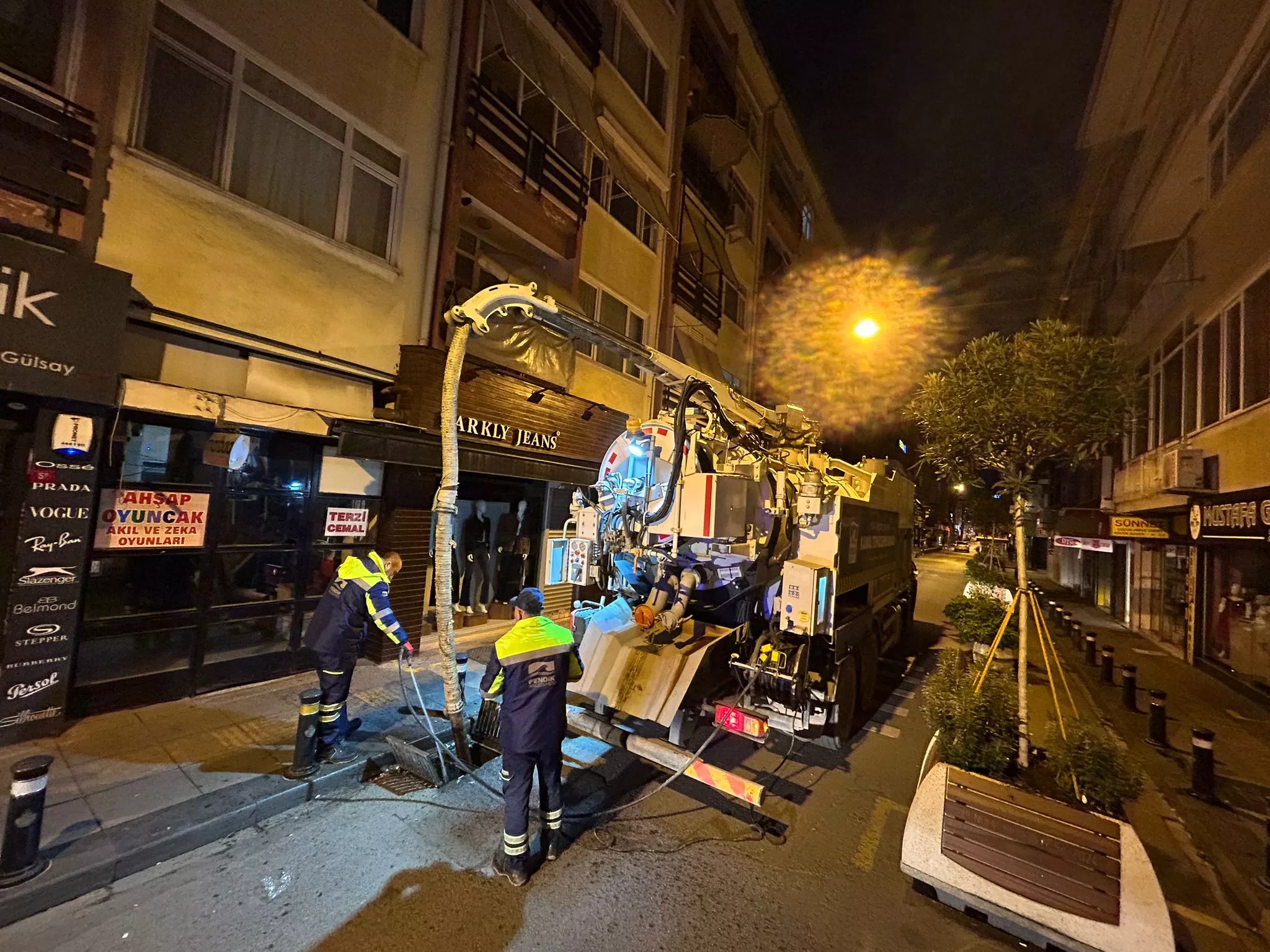 Çarşıda trafiği etkilememek için gece mesaisi yapıyorlar