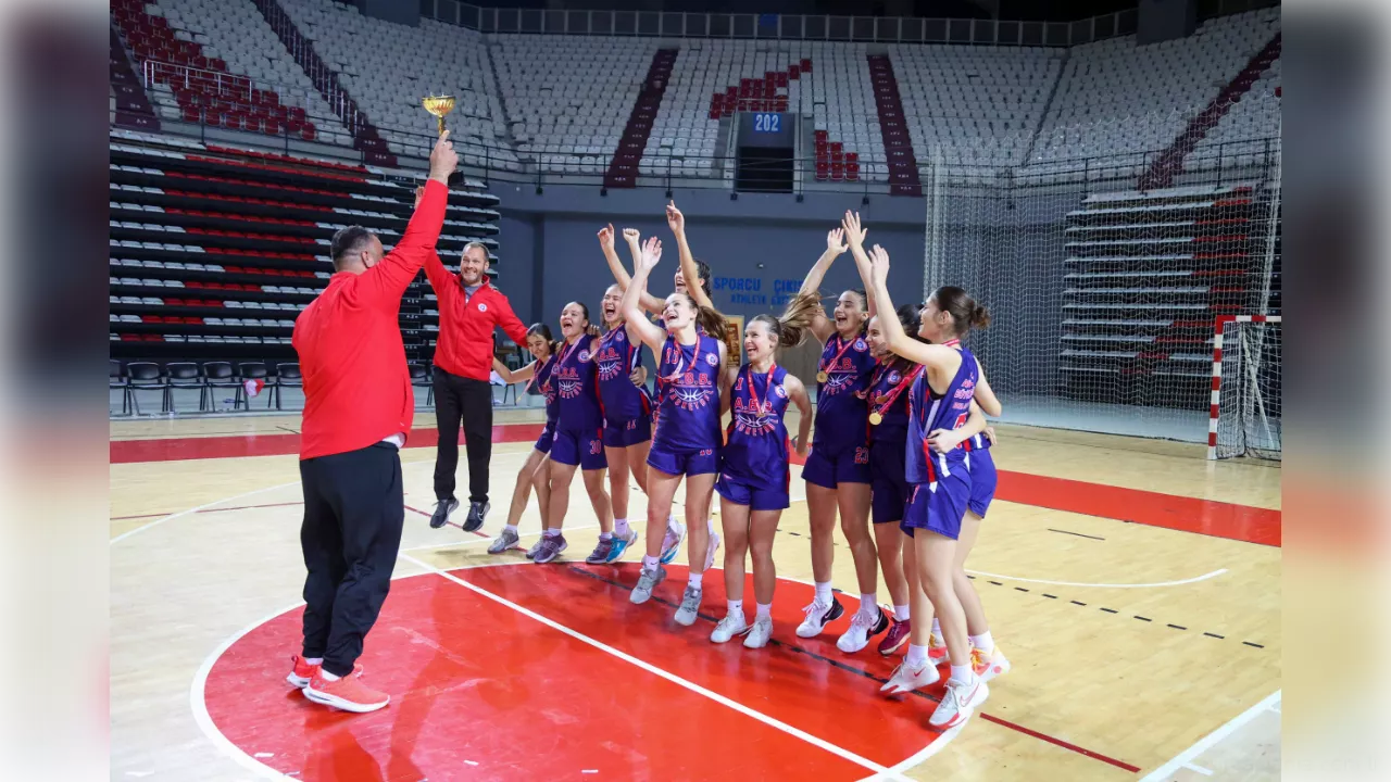 Büyükşehir’in basketbolcu kızları Antalya şampiyonu oldu