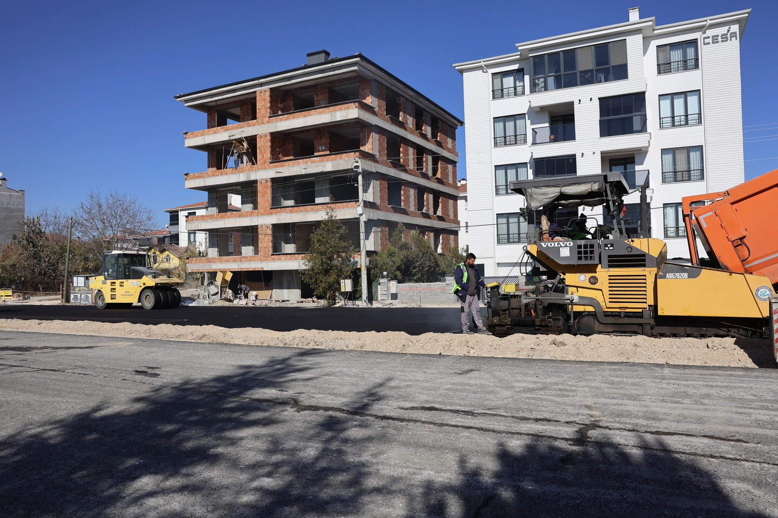 BÜYÜKŞEHİR BELEDİYESİ YEŞİLTEPE’DE YOLLARI YENİLİYOR