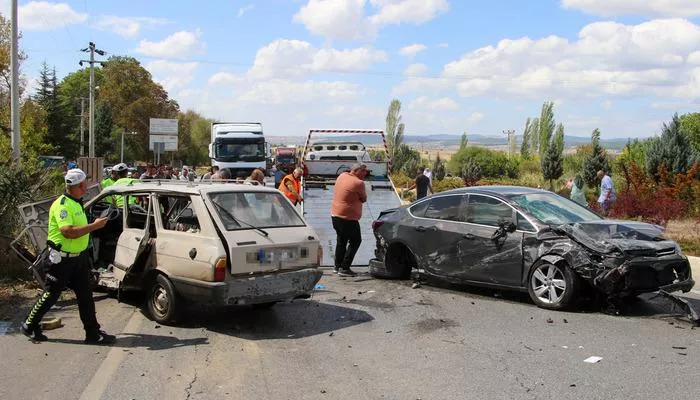 Uşak&#039;ta iki otomobil çarpıştı! 1 ölü, 4 yaralı