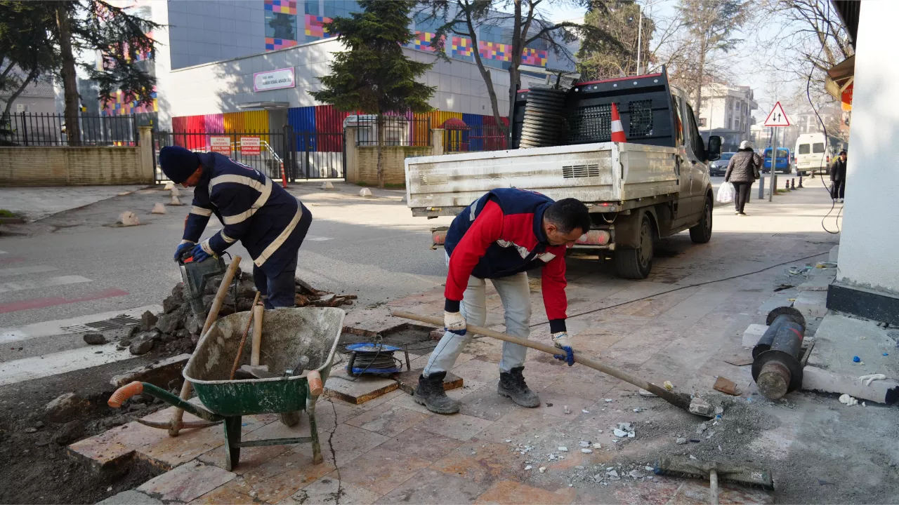 KALDIRIM TADİLATI VE PEYZAJ ÇALIŞMALARI DEVAM EDİYOR