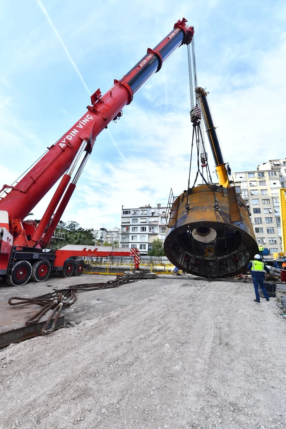 Dev makinenin kalan parçaları da taşınıyor