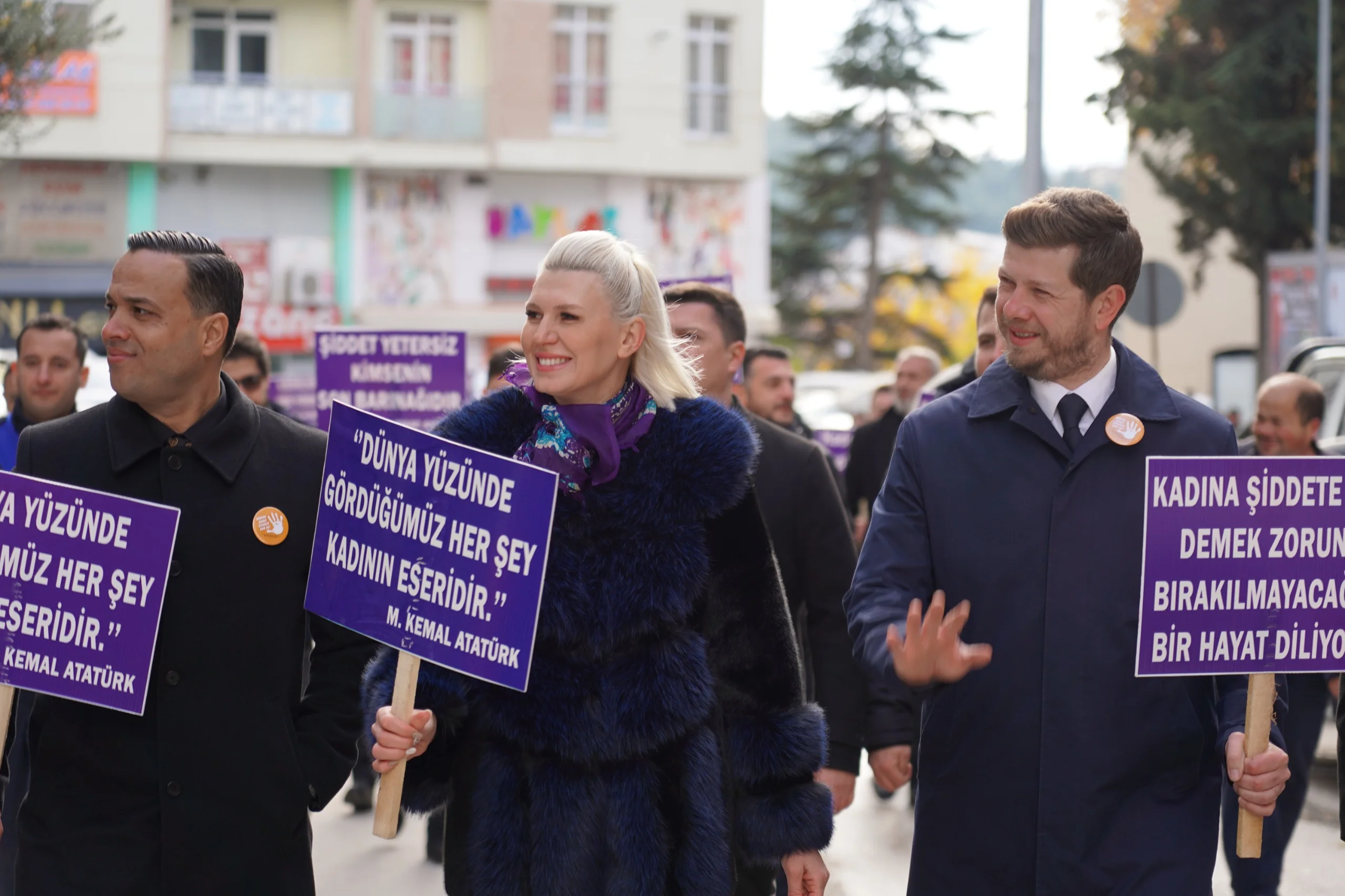 BELEDİYE ÇALIŞANLARI 'KADINA KARŞI ŞİDDETE HAYIR' DEMEK İÇİN YÜRÜDÜ