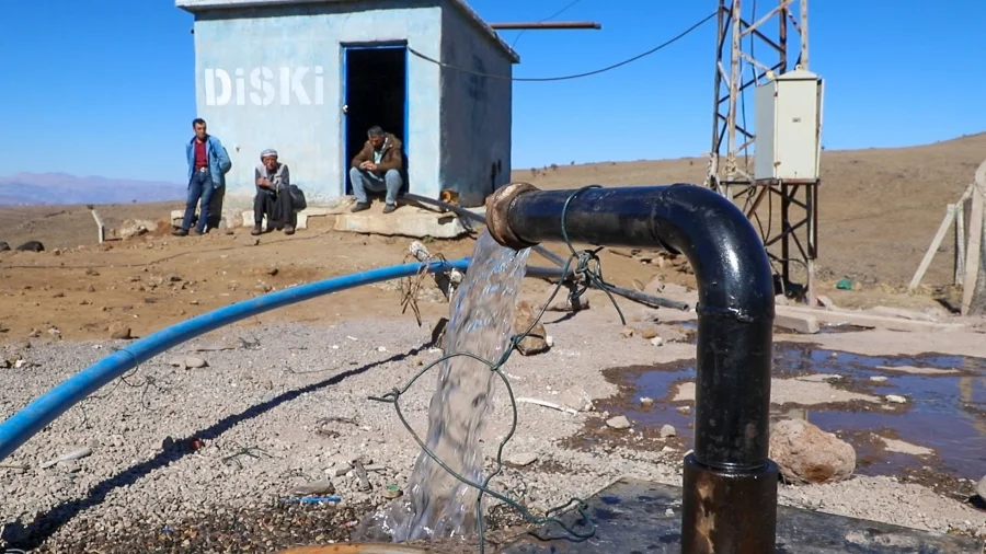 Diyarbakır Büyükşehir Belediyesi DİSKİ Genel Müdürlüğü, Çermik ilçesi Kuşlukçayırı Mahallesi'ne bağlı Aliyan Mezrası'nda depremler nedeniyle kuruyan 375 metre derinliğindeki sondaj kuyusunu onararak yurttaşların içme suyu ihtiyacını karşıladı.