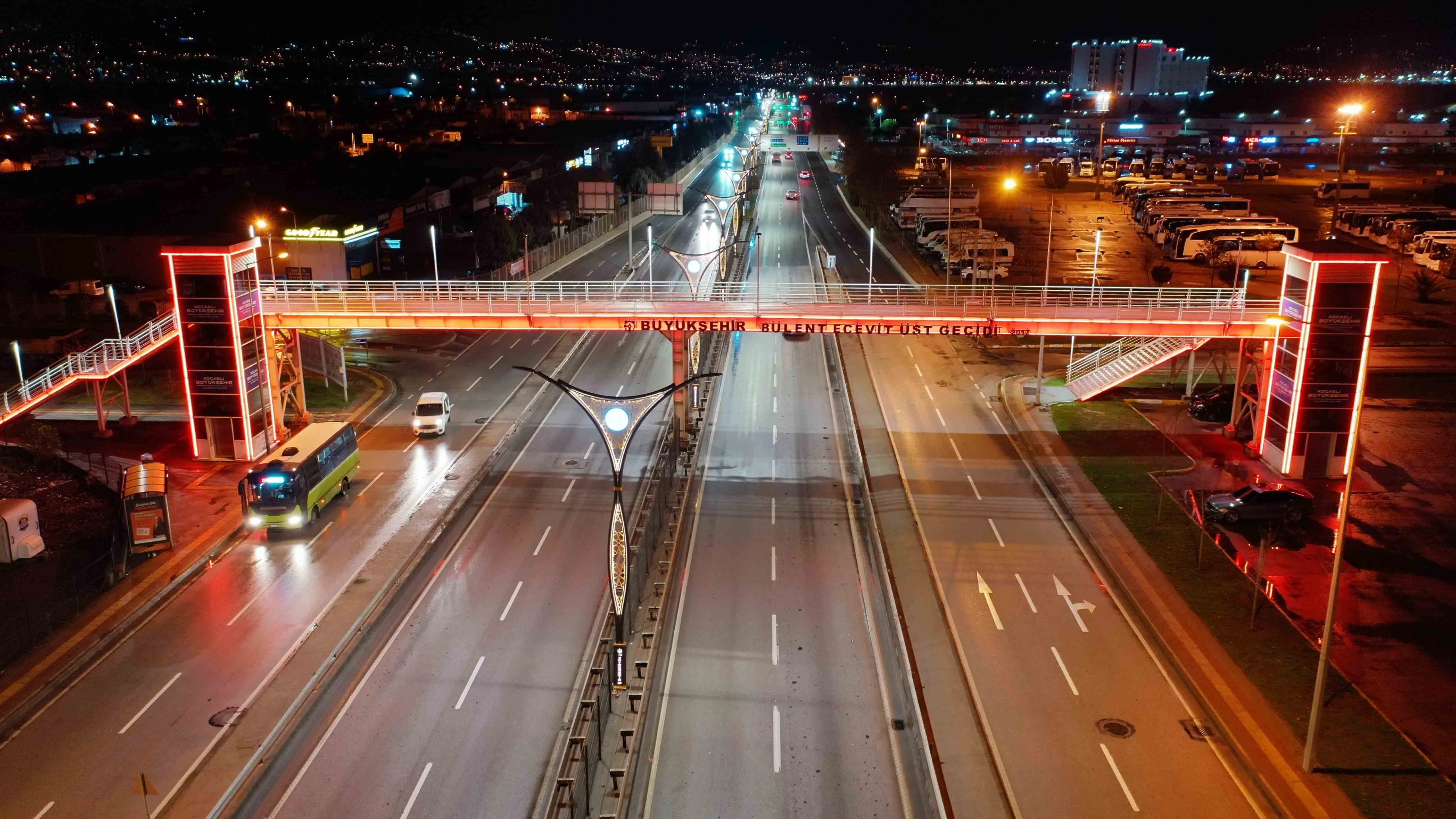 Kocaeli’de üst geçitler turuncuya büründü