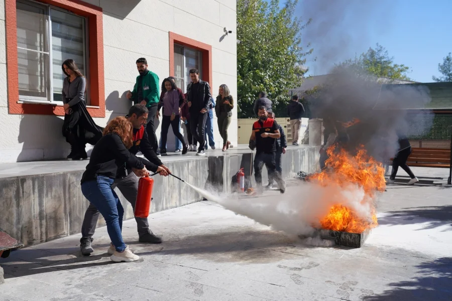 Diyarbakır Büyükşehir Belediyesi Kız Öğrenci Yurdunda öğrenciler ve personellere yönelik yangın tatbikatı gerçekleştirildi.