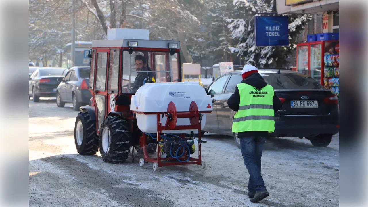 ARDAHAN BELEDİYESİ’NDE KARLA MÜCADELEDE YENİ DÖNEM: ‘BUZ ÇÖZÜCÜ SOLÜSYON SERPME MAKİNESİ’