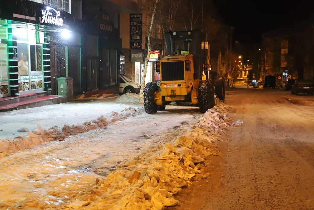 ARDAHAN BELEDİYESİ’NDEN HUMMALI KAR TEMİZLİĞİ ÇALIŞMASI