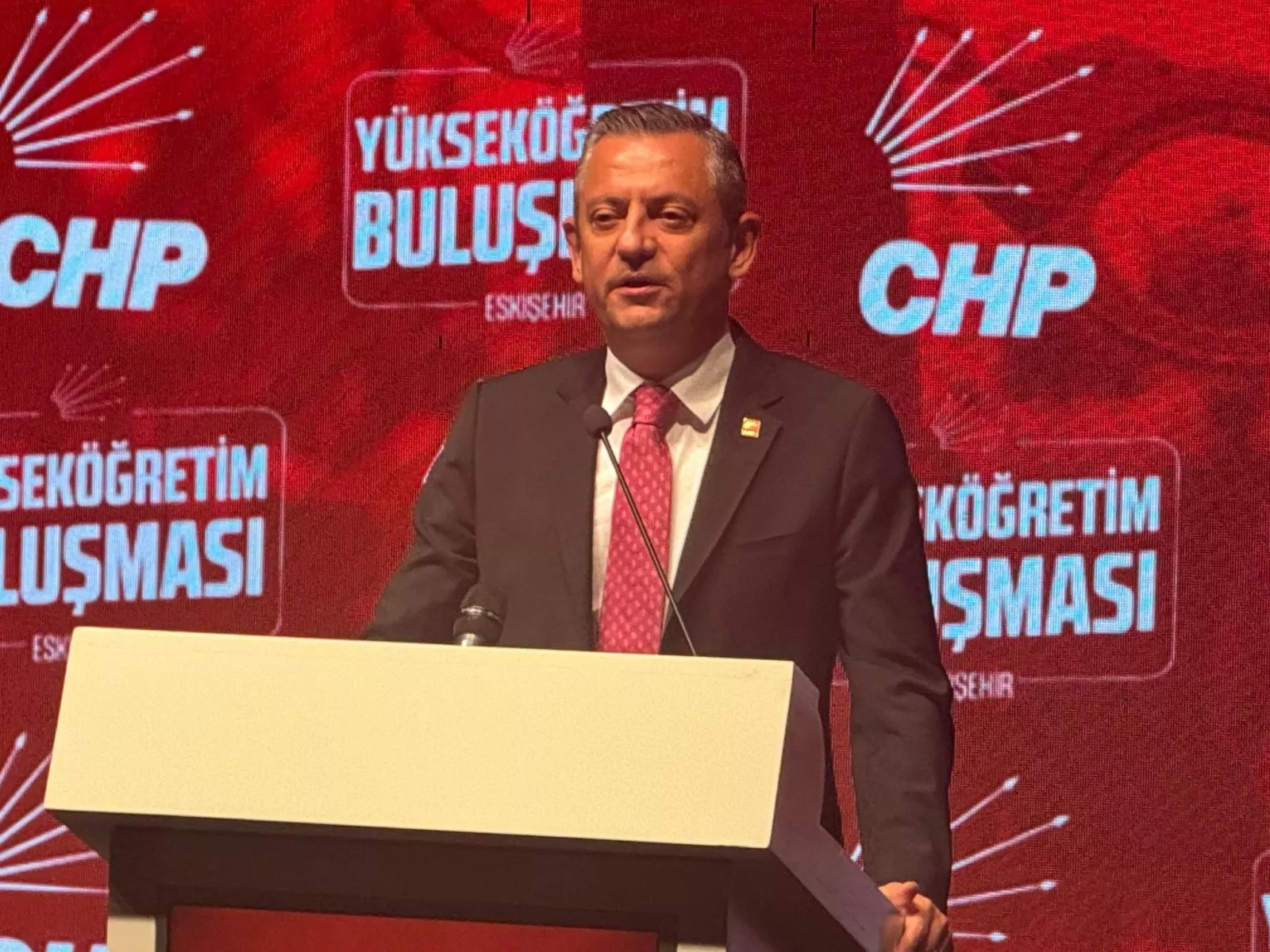 Eskişehir'de konuşan Özgür Özel demokratik Türkiye yaratma sözü verdi