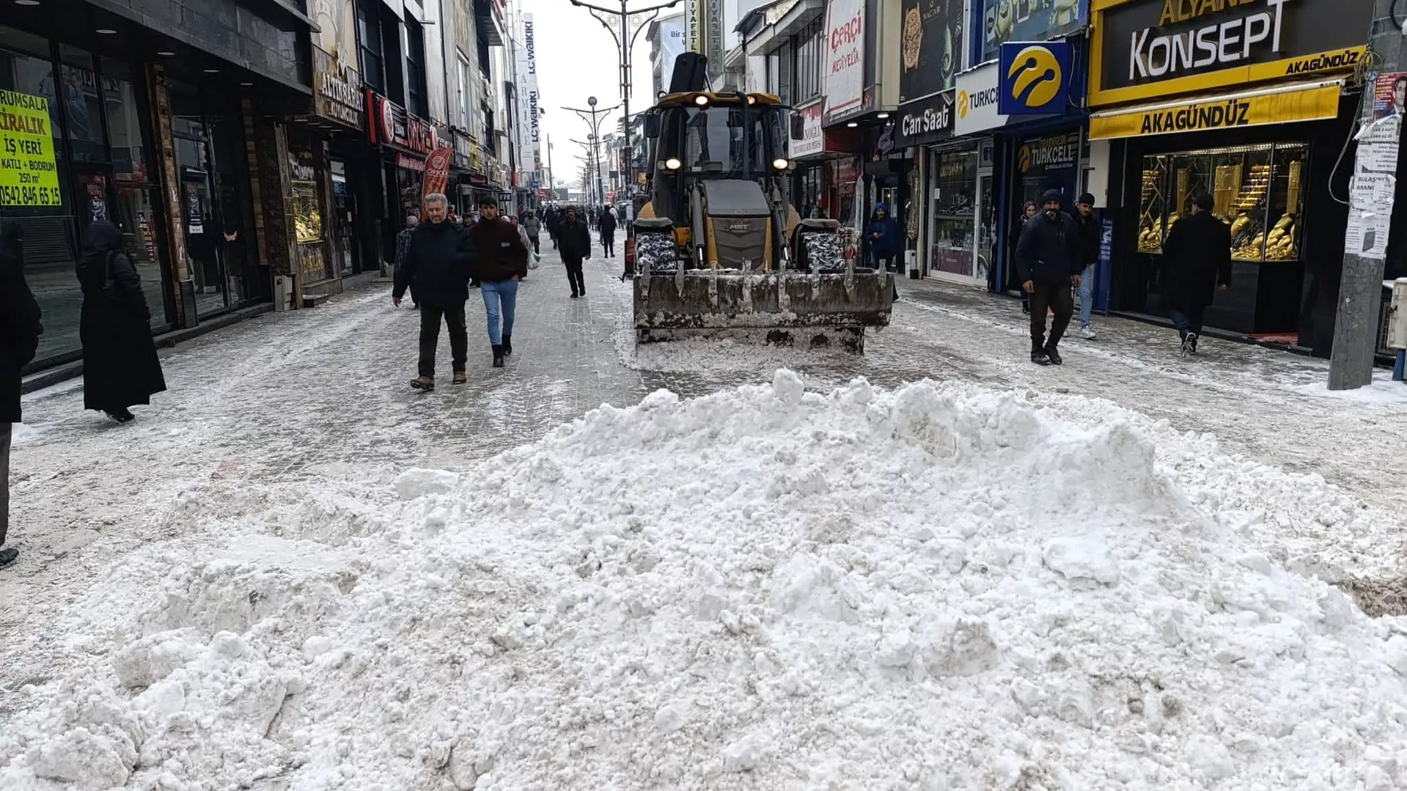 Ağrı Belediyesi Kar Yağışı Sonrası Çalışmalarını Aralıksız Sürdürdü. 