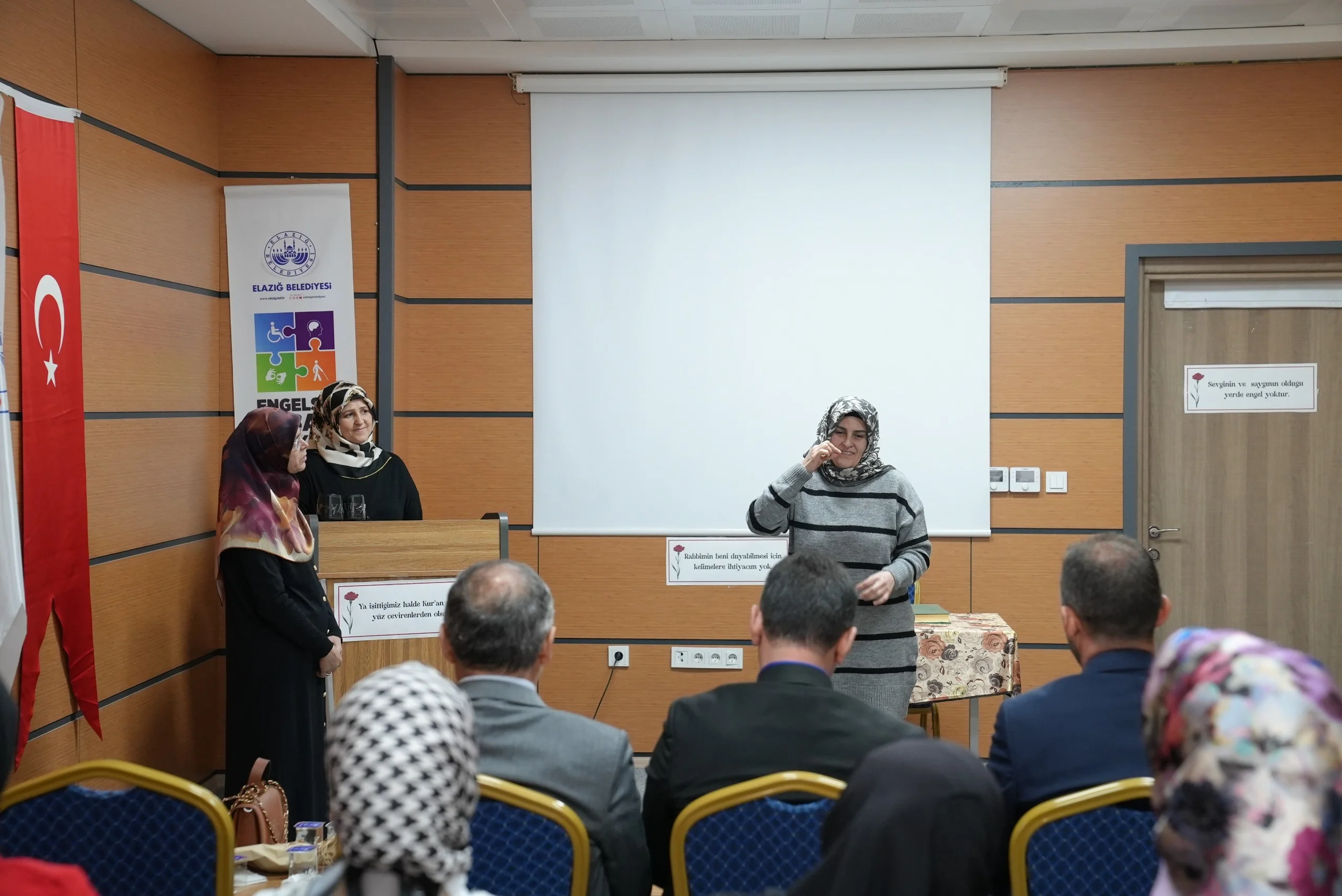 Elazığ Belediyesi Engelsiz Yaşam Merkezi'nde İşitme Engellilere Özel Kur'an-ı Kerim Dersi