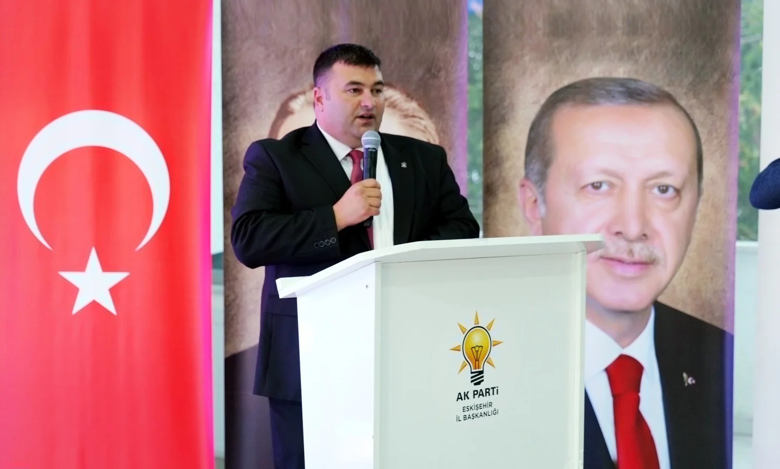 İnönü’de Gökhan Aydın yeniden AK Parti ilçe başkanı seçildi