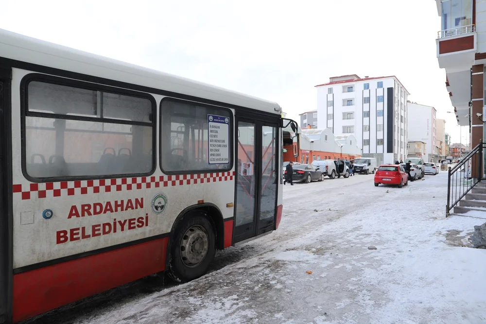 ARDAHAN BELEDİYESİ’NDEN VATANDAŞLARA ÜCRETSİZ HALK OTOBÜSÜ HİZMETİ