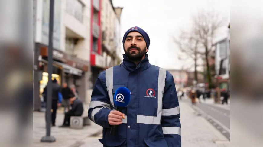 "CEZAYLA DEĞİL RIZAYLA" TEMİZLİK PERSONELİ VATANDAŞA MİKROFON UZATTI “BURADA BİR EMEK VAR, KENDİNE SAYGISI OLAN YERE ÇÖP ATMAZ”