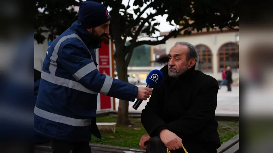 "CEZAYLA DEĞİL RIZAYLA" TEMİZLİK PERSONELİ VATANDAŞA MİKROFON UZATTI “BURADA BİR EMEK VAR, KENDİNE SAYGISI OLAN YERE ÇÖP ATMAZ”