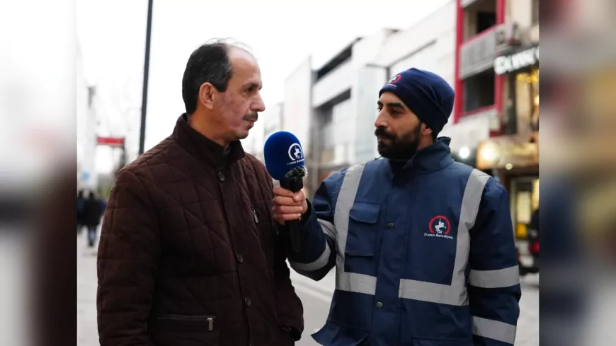 "CEZAYLA DEĞİL RIZAYLA" TEMİZLİK PERSONELİ VATANDAŞA MİKROFON UZATTI “BURADA BİR EMEK VAR, KENDİNE SAYGISI OLAN YERE ÇÖP ATMAZ”