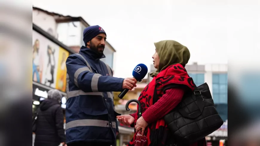 "CEZAYLA DEĞİL RIZAYLA" TEMİZLİK PERSONELİ VATANDAŞA MİKROFON UZATTI “BURADA BİR EMEK VAR, KENDİNE SAYGISI OLAN YERE ÇÖP ATMAZ”