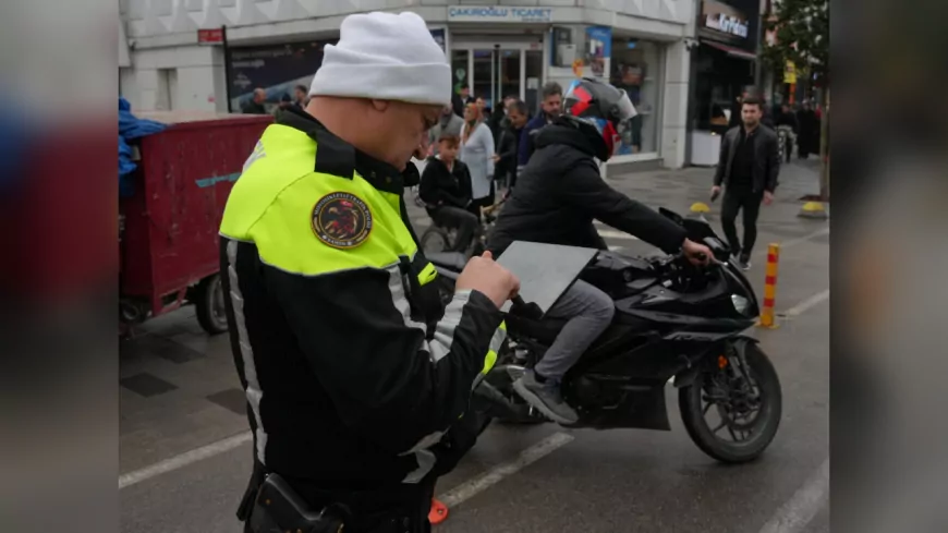 İSTANBUL CADDESİ’NDE MOTOSİKLET DENETİMİ YARIM SAATTE 16 KİŞİ TESPİT EDİLDİ KURALA UYMAYANLARA CEZAİ İŞLEM UYGULANDI HEM MOBESELER, HEM DE EKİPLER DENETİMDE