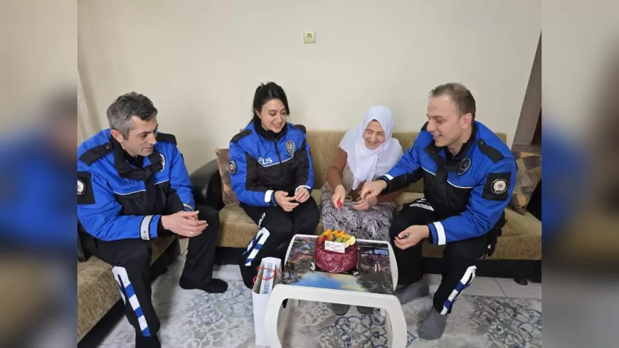 Kırıkkale’de Polis Ekiplerinden 81 Yaşındaki Teyzeye Doğum Günü Sürprizi