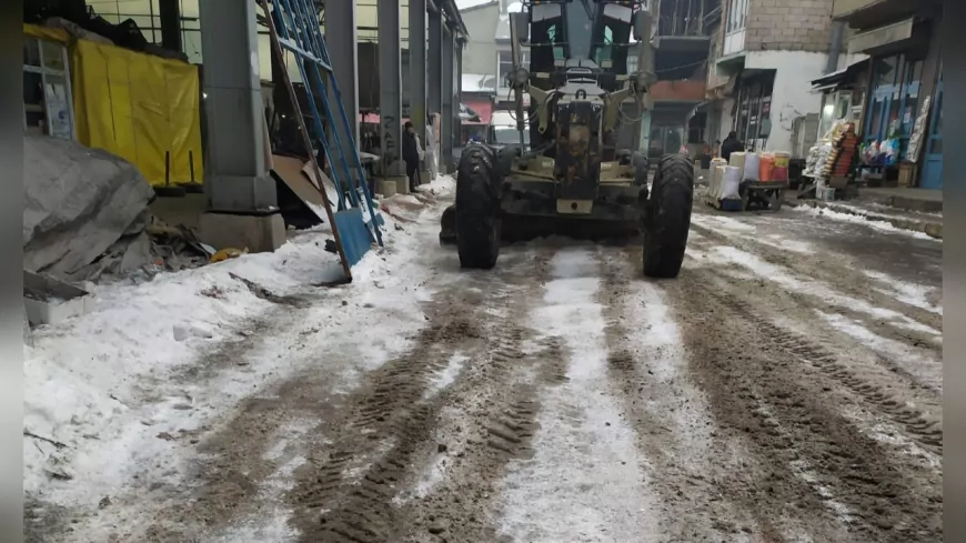 AĞRI BELEDİYESİ'NDEN YOĞUN KARLA MÜCADELE VE TUZLAMA ÇALIŞMASI