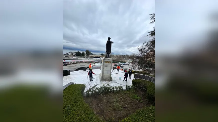 Büyükşehir, Atatürk Heykeli’nin temizliğini yaptı