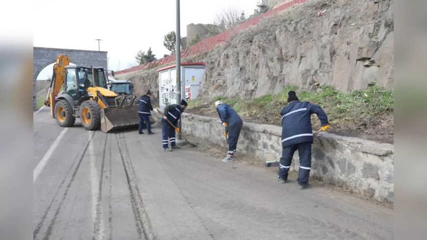 Kentteki mezarlıklarda düzenli temizlik yapılıyor