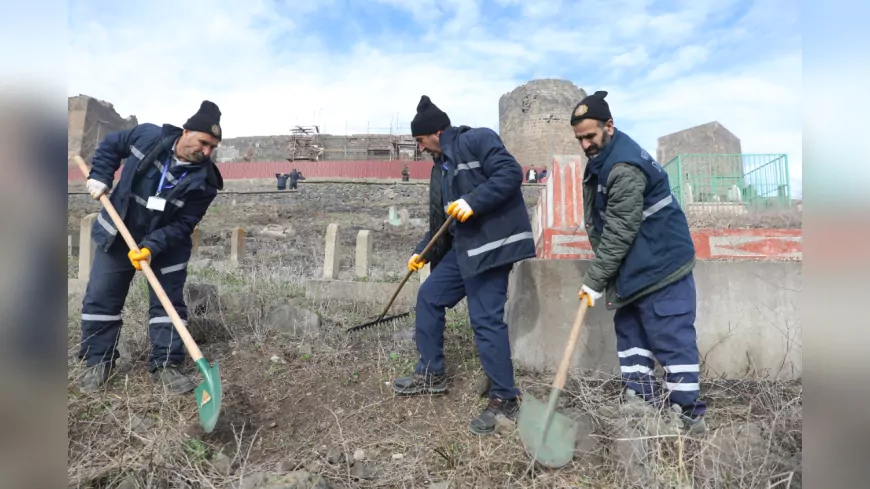 Kentteki mezarlıklarda düzenli temizlik yapılıyor