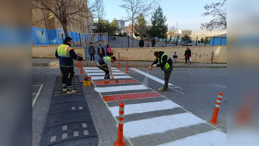 Mardin Büyükşehir Belediyesi, okul bölgelerinde trafik ve yaya güvenliğini artırıyor